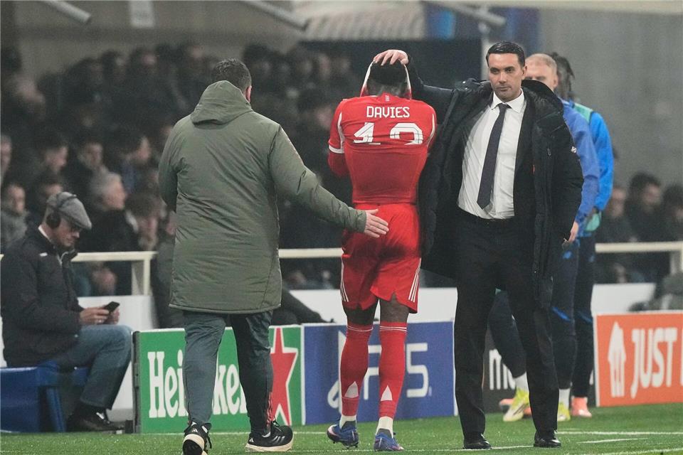 Atalanta-Trainer Raffaele Palladino (r) tröstet beim Hinspiel in Bergamo den verletzt ausgewechselten Bayern-Profi Alphonso Davies. (Archivbild)Luca Bruno/AP/dpa