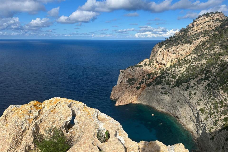 Atemberaubend sind die hohen Klippenpfade auf Ibiza - etwa rund um das Dorf Santa Agnès de Corona im Inselwesten, mit so manchen Abstiegsmöglichkeiten in versteckte Buchten.Friederike Ostermeyer/dpa-tmn