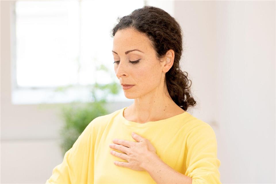 Atemübungen sind eine bewährte Entspannungsmethode.Zacharie Scheurer/dpa-tmn