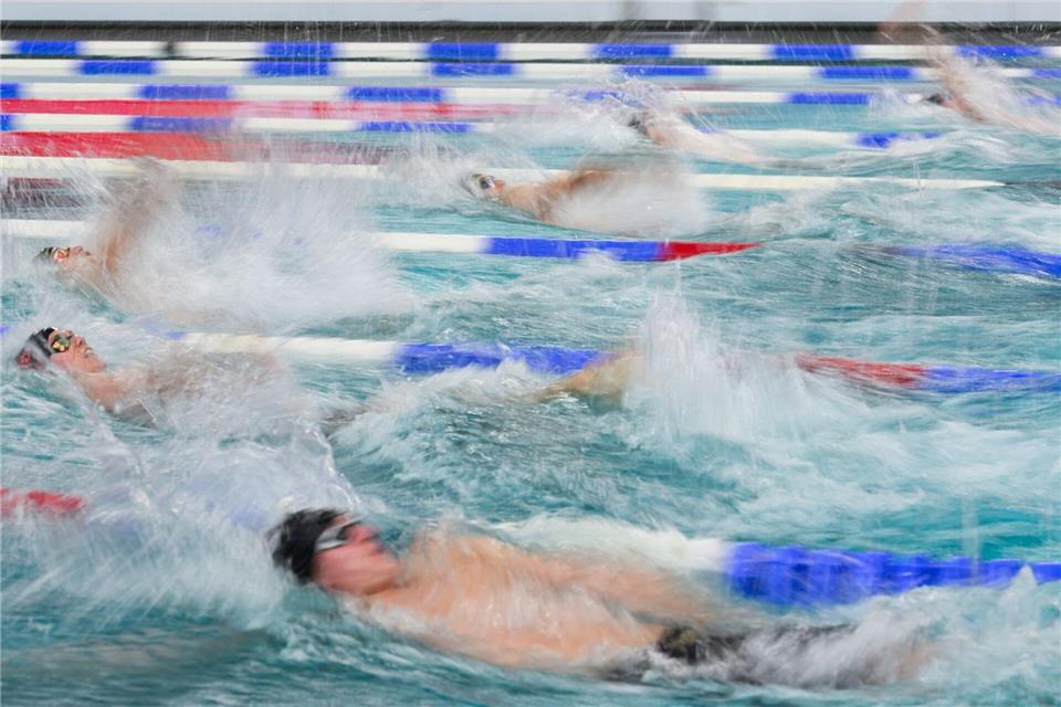 Athleten schwimmen im Becken bei der Deutschen Meisterschaft in Hannover.Robert Michael/dpa