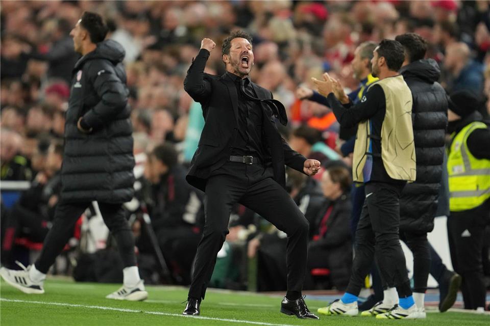 Atletico-Trainer Diego Simeone fehlt gegen Eintracht Frankfurt wegen einer Rot-Sperre.Jon Super/AP/dpa
