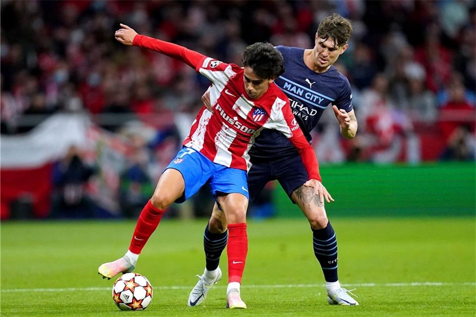 FC Chelsea leiht Joao Felix von Atlético Madrid aus Atleticos Joao Felix (l) kämpft mit Manchesters John Stones um den Ball