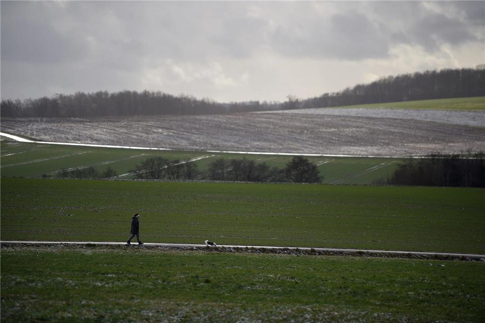 Atmungsaktive Materialien verhindern, dass es bei milder Witterung zu warm und feucht wird. (Symbolbild)Uwe Zucchi/dpa