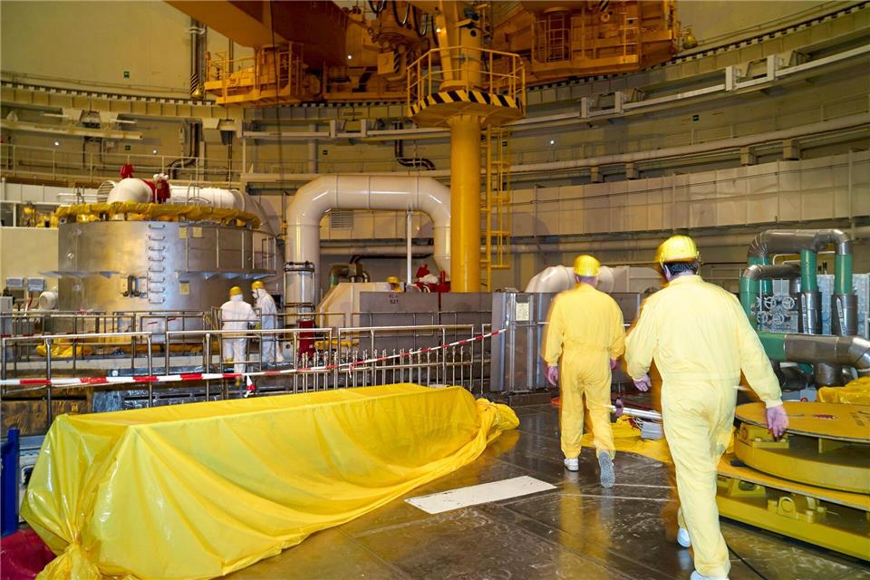 Atomkraftwerke erzeugen hoch radioaktiven Atommüll - hier ein Blick in den Reaktorblock I des tschechischen Atomkraftwerks Temelin werden während Betriebspause zum Brennelemente-Wechsel.Michael Heitmann/dpa