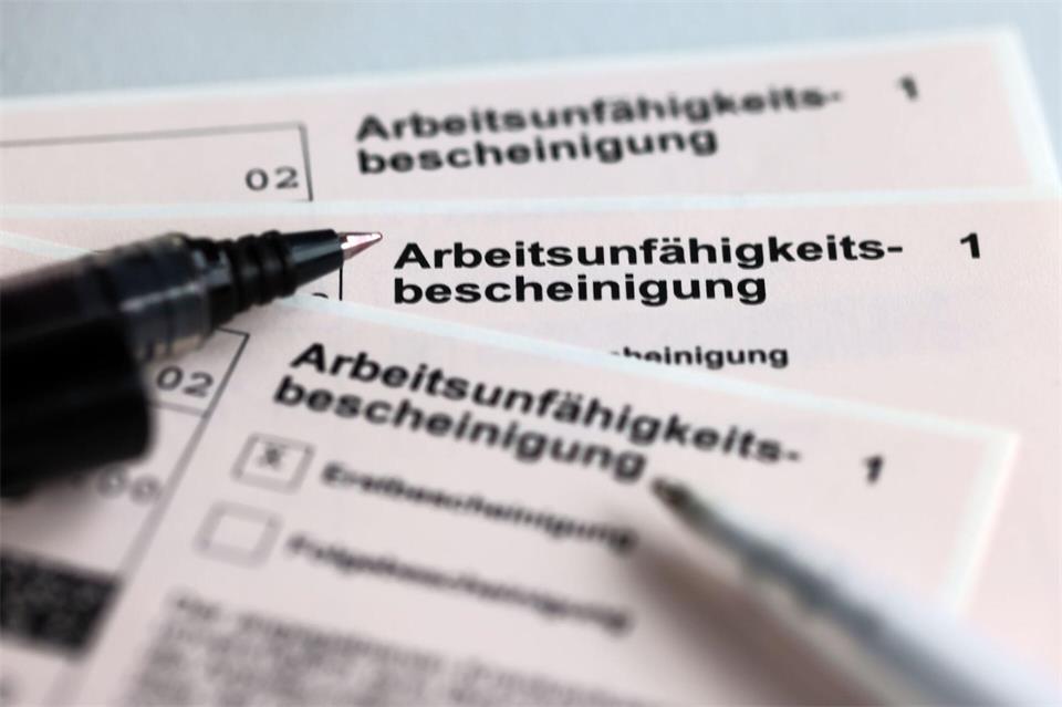 Attest schützt nicht automatisch: Im entschiedenen Fall hielt das Arbeitsgericht die Kündigung trotz Arbeitsunfähigkeitsbescheinigung für wirksam.Jens Büttner/dpa/dpa-tmn