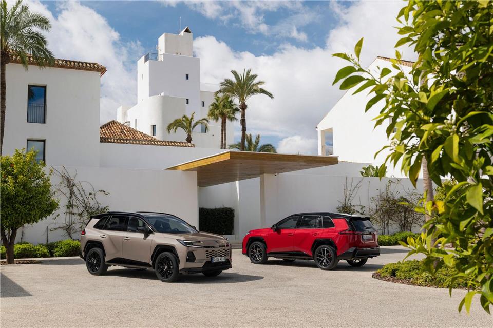 Attraktives Angebot im Kompakt-SUV-Segment: Der neue RAV4 startet bei 43.990 Euro und bietet bis zu 309 PS Systemleistung.Toyota/dpa-tmn