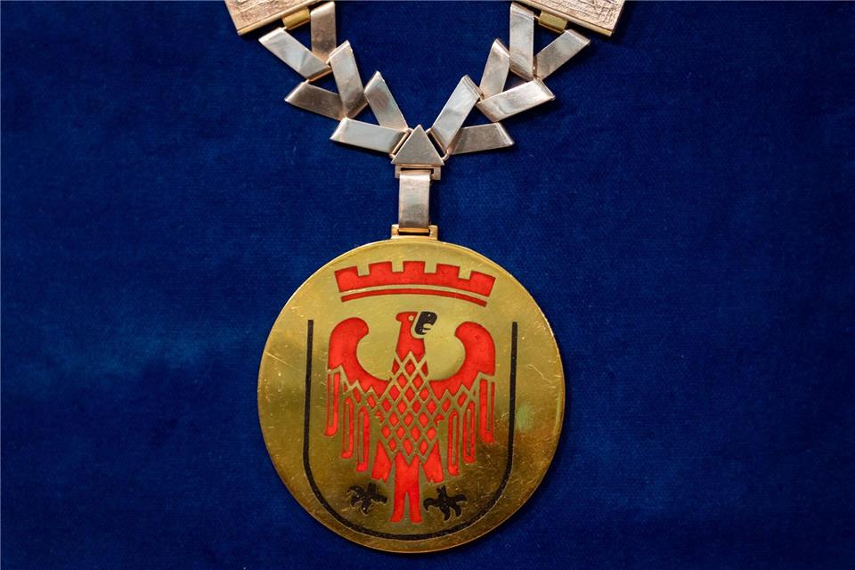 Aubel trägt als neue Oberbürgermeisterin die traditionsreiche Amtskette zu besonderen Anlässen.Soeren Stache/dpa