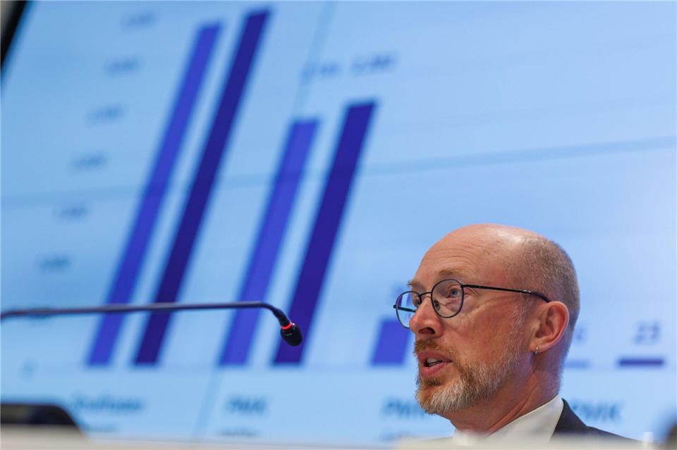 Auch 2025 bleibt Rechtsextremismus die größte Bedrohung für die Demokratie im Nordosten, sagt Innenminister Christian Pegel (SPD).Jens Büttner/dpa
