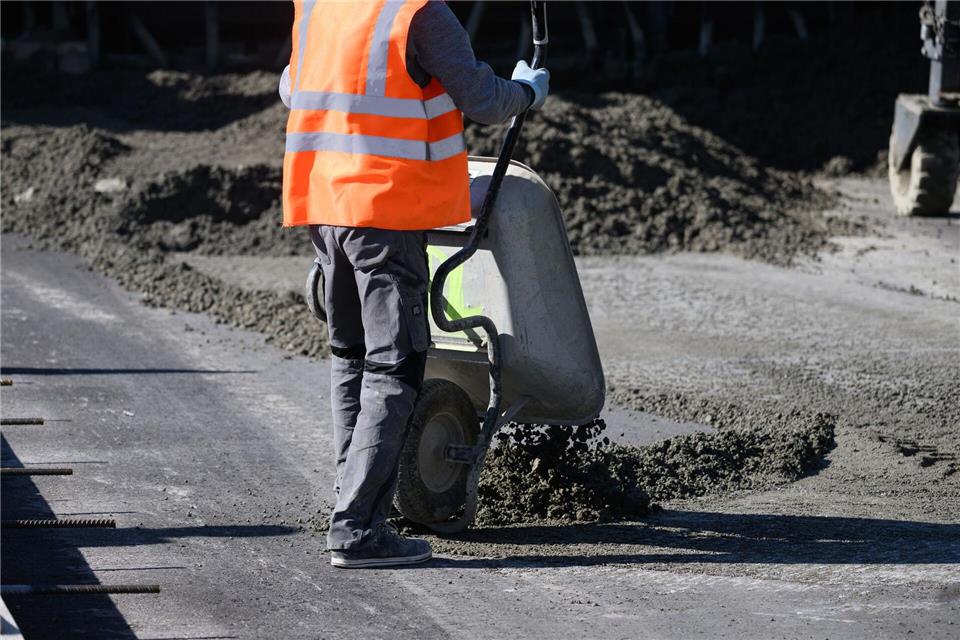 Auch 2026 wird auf Bundes- und Landstraßen in MV viel gearbeitet. (Archivbild)Robert Michael/dpa