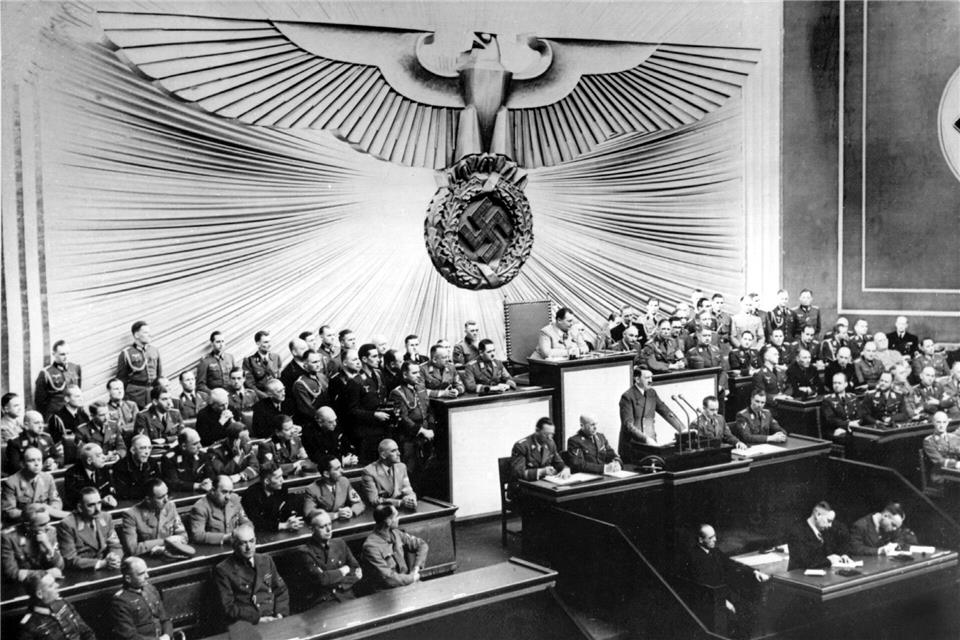 Auch Adolf Hitler, hier bei seiner Rede vor dem Reichstag in Berlin am 1. September 1939, findet sich in den Unterlagen des US-Nationalarchivs.dpa
