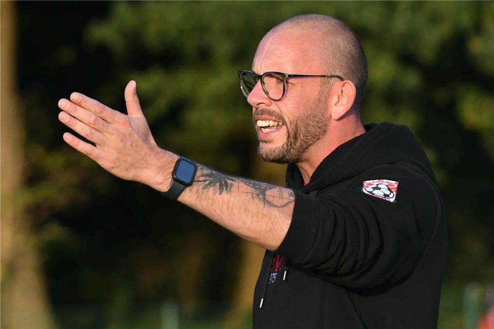 Auch Aljoscha Kampdürfte als Coach des B-Ligisten SV Illerhusen eine Verschiebung des Pflichtspielstarts im Sommer durchaus recht sein.