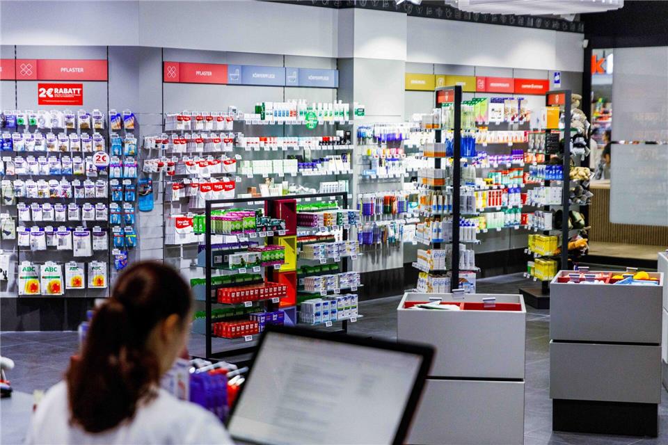 Bewährungsprobe für die E-Patientenakten Auch Apotheken nutzen die ePAs, die Medikamentenlisten enthalten. (Archivbild)Carsten Koall/dpa