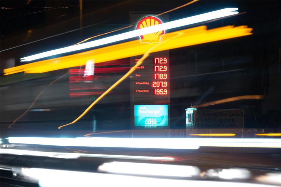 Auch Ausgaben für den Verkehr wie Autofahren sind große Posten im Haushalt.Sebastian Kahnert/dpa