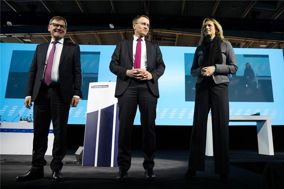 Auch Außenminister Johann Wadephul (CDU, links) und Bundesbildungsministerin Karin Prien (CDU) sind in Neumünster dabei.Frank Molter/dpa