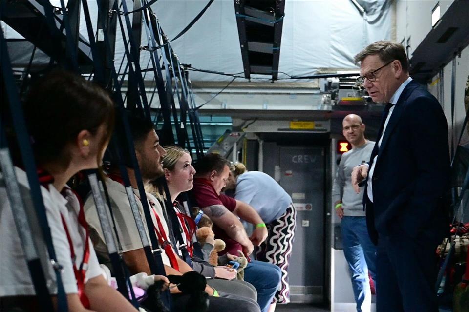 Auch Außenminister Wadephul nahm gestrandete Deutsche bei seiner Reise in den Nahen Osten in seinem Flugzeug mit. Sebastian Christoph Gollnow/dpa