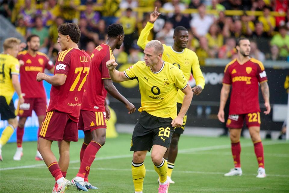 Auch Außenverteidiger Julian Ryerson traf für den BVB. Bernd Thissen/dpa
