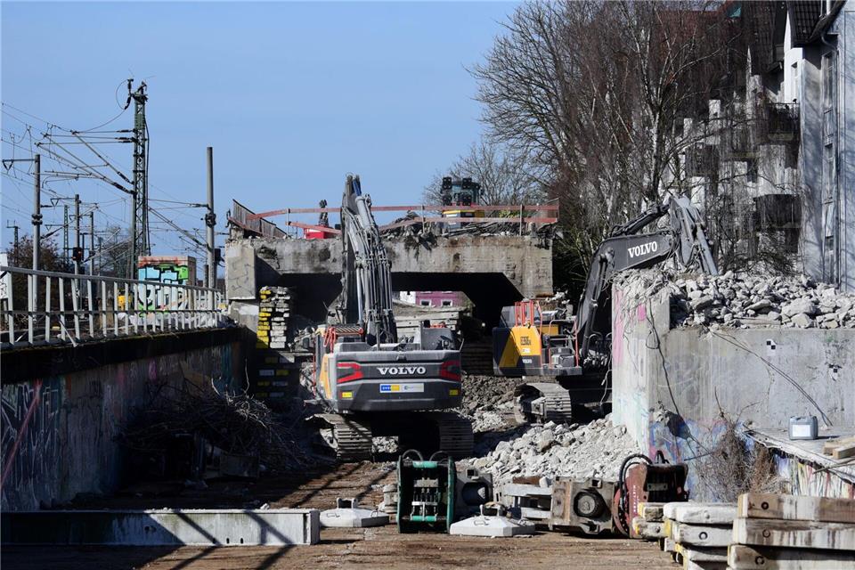 Auch Bagger sind für die Instandsetzung im Einsatz.Daniel Bockwoldt/dpa