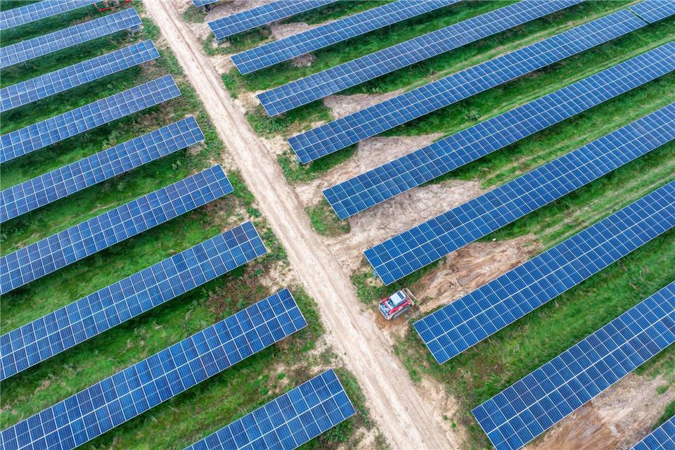 Agrar und Solar kombiniert - größter deutscher Park startet Auch Bauern sind der doppelten Nutzung von Flächen für die Landwirtschaft und Stromerzeugung gegenüber aufgeschlossen.Jens Büttner/dpa