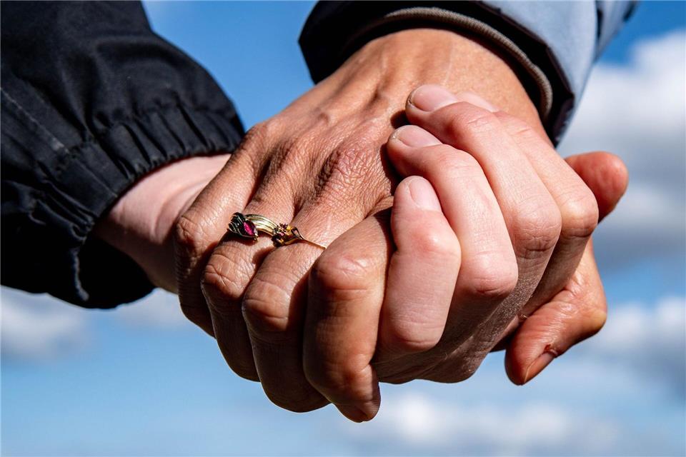 Auch Behinderte haben Fragen zum Thema Sexualität. Aber spezialisierte Beratungsstellen sind selten. (Symbolbild)Axel Heimken/dpa