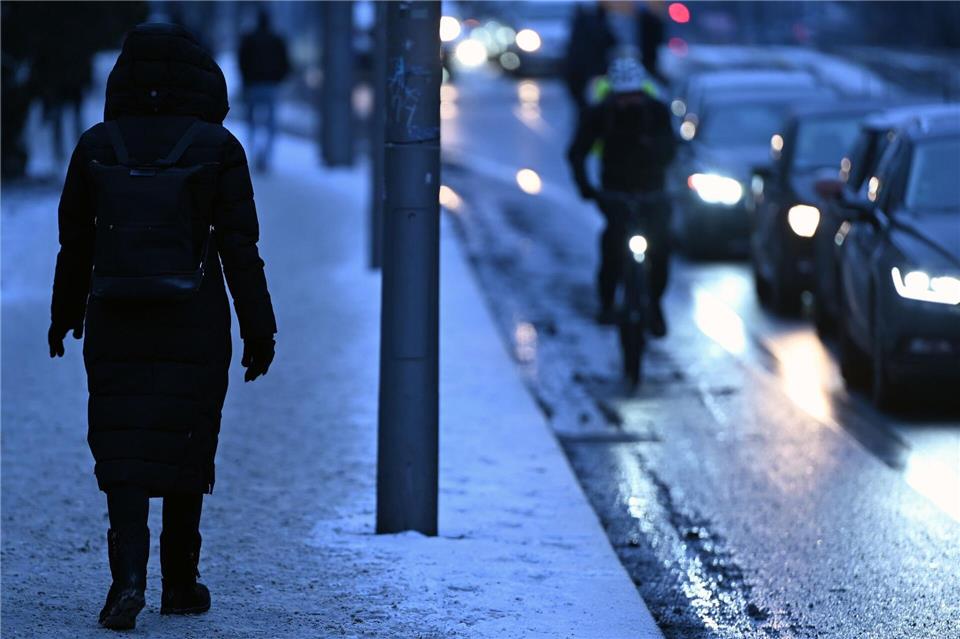 Auch Behinderungen im Straßen- und Bahnverkehr sind möglich. (Archivbild)Lilli Förter/dpa
