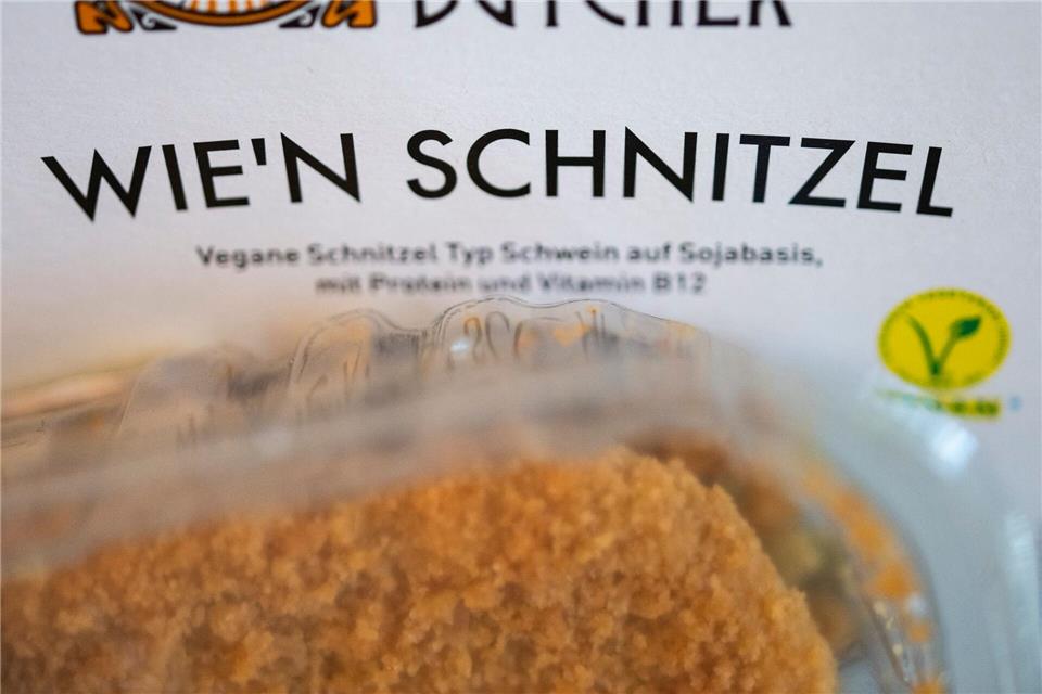 Darf ein Schnitzel aus Soja sein? Auch Bezeichnungen, die an bekannte Begriffe wie „Wiener Schnitzel“ erinnern, wären von dem Verbot betroffen. (Symbolbild) Marijan Murat/dpa