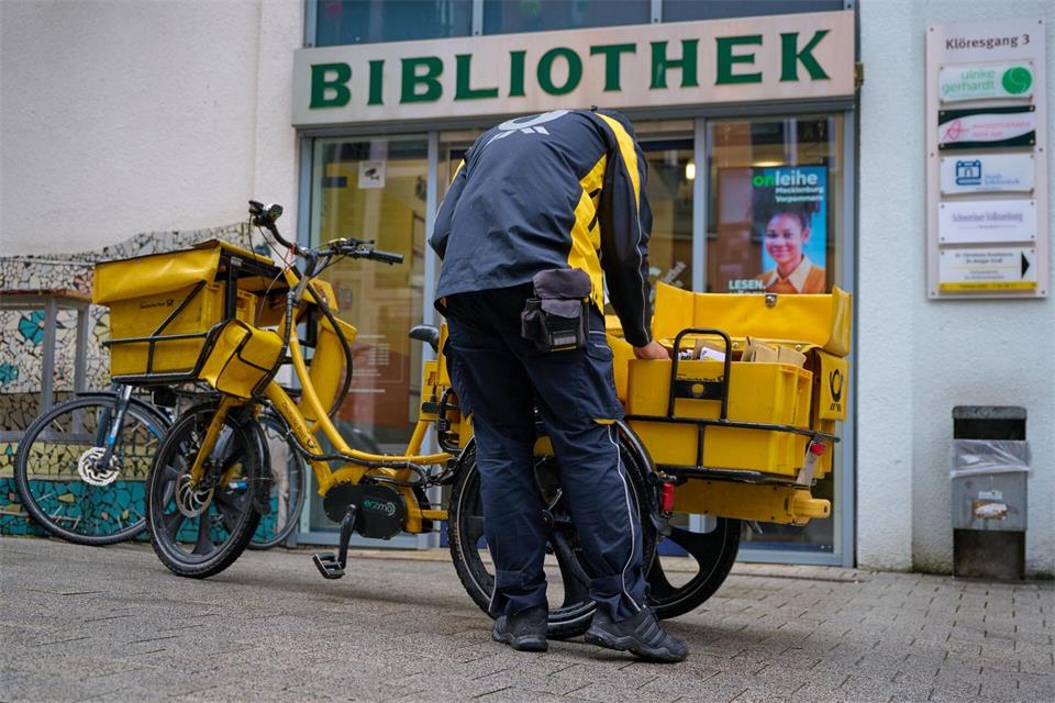 Auch Bibliotheken bekommen Post. Philip Dulian/dpa