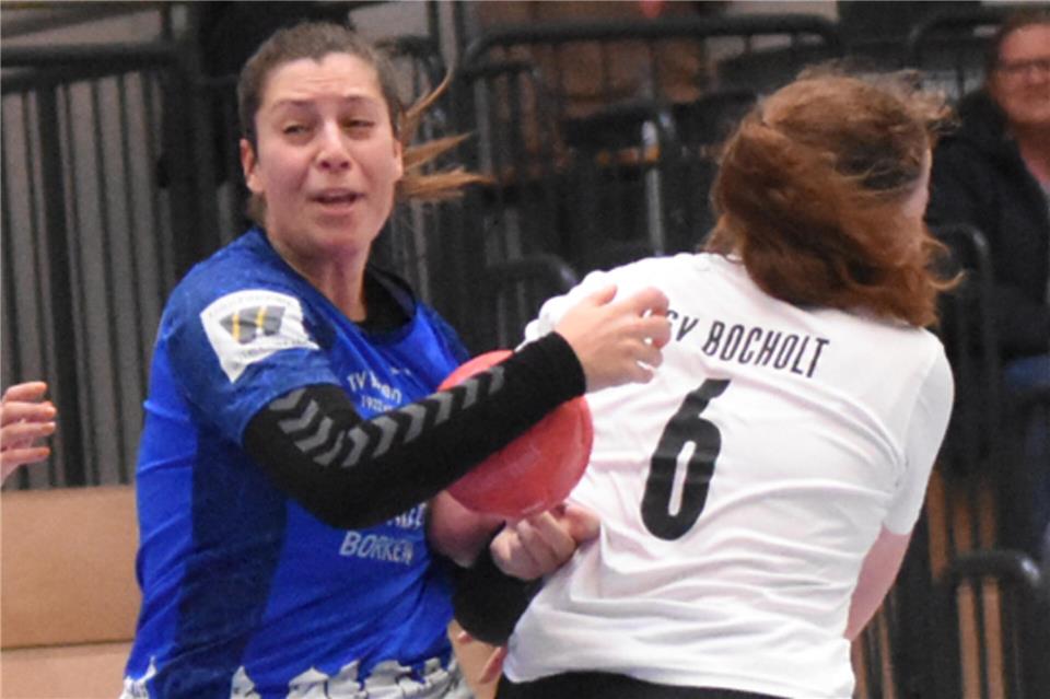 Auch Borkens Sarah Milsom-van de Loecht (links) blieb im Duell mit dem TSV Bocholt unter ihren Möglichkeiten.