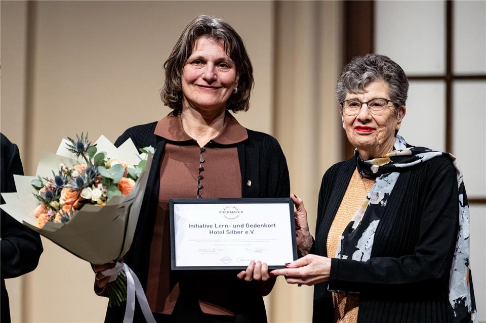Auch Brigitte Lösch von der Initiative Lern- und Gedenkort Hotel Silber e.V. in Stuttgart nahm eine Auszeichnung entgegen. Fabian Sommer/dpa