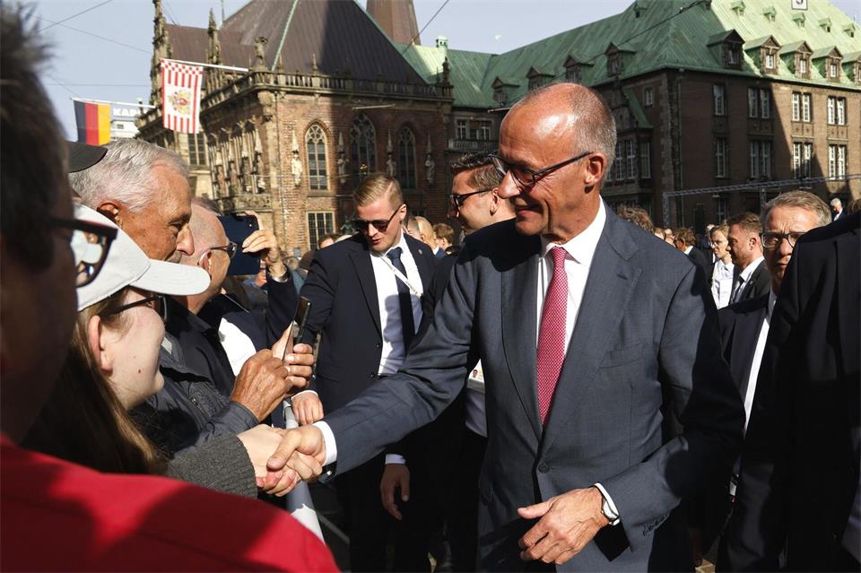 Auch Bundeskanzler Friedrich Merz (CDU) feiert den Tag der Deutschen Einheit in Bremen - und spricht auch mit Bürgerinnen und Bürgern.Focke Strangmann/dpa