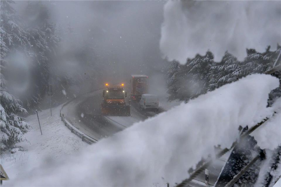 Auch Busse und Bahnen fuhren aufgrund der teils heftigen Schneefälle nur eingeschränkt.Hendrik Schmidt/dpa