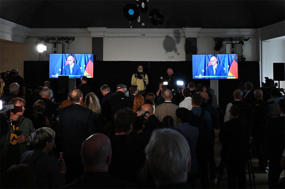 Auch CDU-Anhänger in Mecklenburg-Vorpommern verfolgten Merz‘ Wortmeldung am Wahlabend.Daniel Bockwoldt/dpa