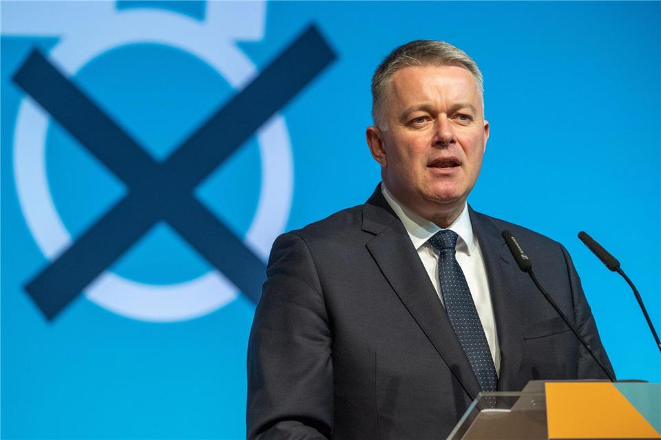 Auch CDU-Spitzenkandidat Gordon Schnieder ist viel im Land unterwegs und wirbt abseits von Parteitagen und Landtag für seine Farben. (Archivbild)Harald Tittel/dpa