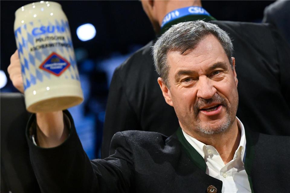 Auch CSU-Chef Söder prostet am Aschermittwoch gerne mit Bierkrügen - auch wenn er selbst keinen Alkohol trinkt. Sven Hoppe/dpa