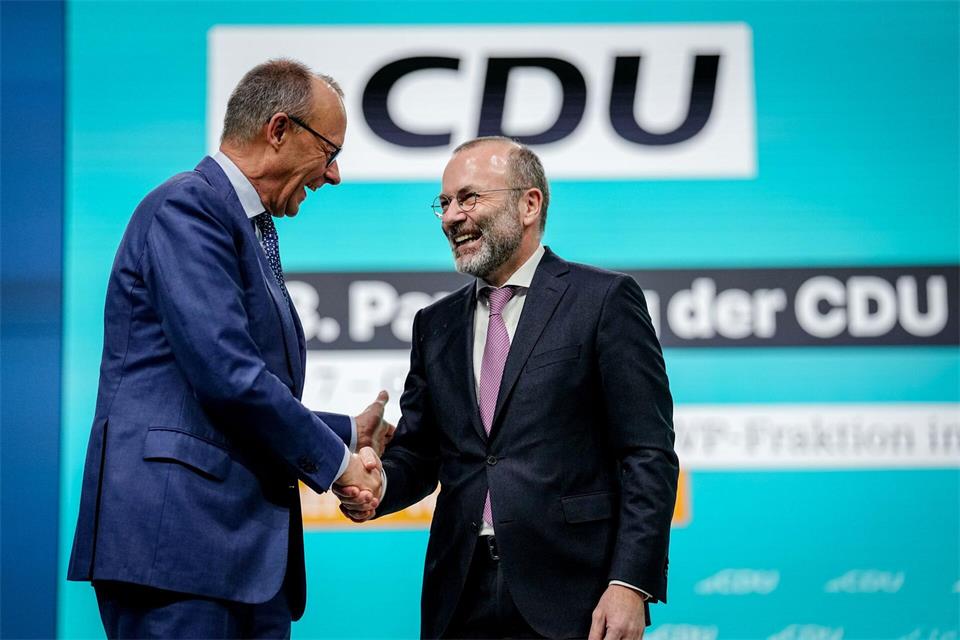 Auch CSU-Politiker Manfred Weber - hier mit CDU-Chef Friedrich Merz - befeuert vor einer CDU-Präsidiumsklausur die Debatte um den Kurs zur AfD. (Archivfoto)Kay Nietfeld/dpa