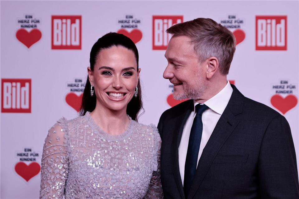 Auch Christian Lindner und seine Ehefrau Franca Lehfeldt zeigen sich auf dem roten Teppich in Berlin.Carsten Koall/dpa