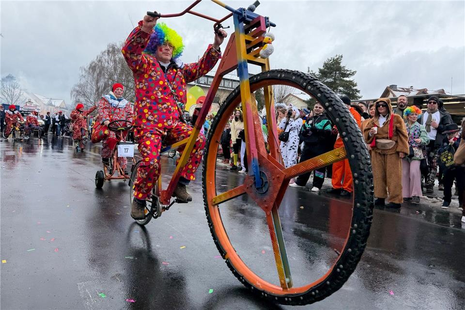 Auch Clowns auf XXL-Rädern sind beim Kiedricher Rosenmontagszug unterwegsJens Albes/dpa
