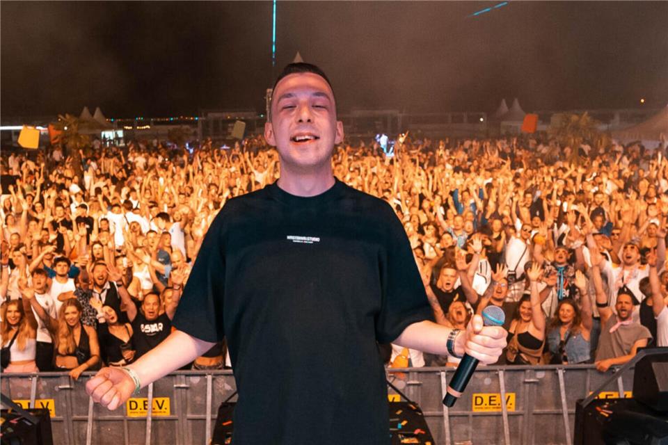 Auch DJ und Produzent Nico La Nova (ehemals Scheffwell) legt am Freitag, 26. Juni, im Schützenfestzelt in der Kickheide auf.