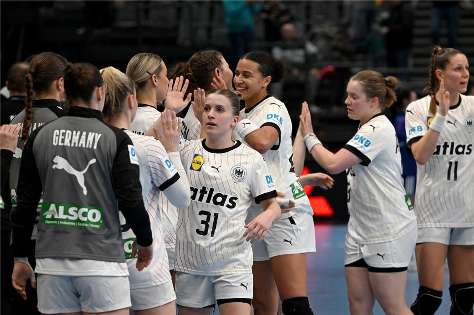 Auch Deutschlands Handballerinnen spielen teilweise in weißen Hosen. (Archivbild)Harald Tittel/dpa