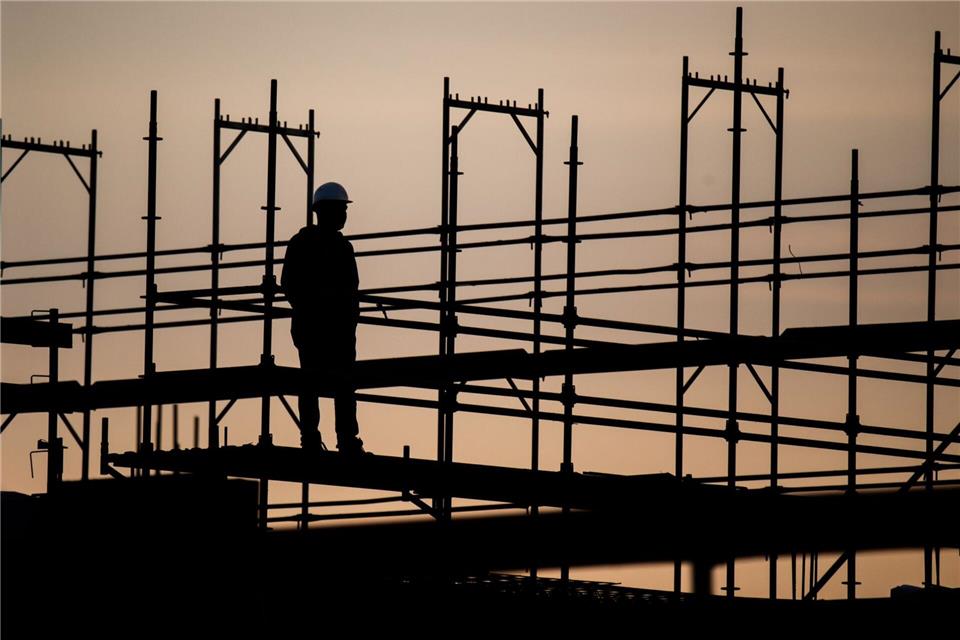 Auch EU-Ausländer arbeiten auf hiesigen Baustellen. Hessen hat 2024 erstmalig einen negativen EU-Zuwanderungssaldo gehabt. (Symbolbild) Julian Stratenschulte/dpa