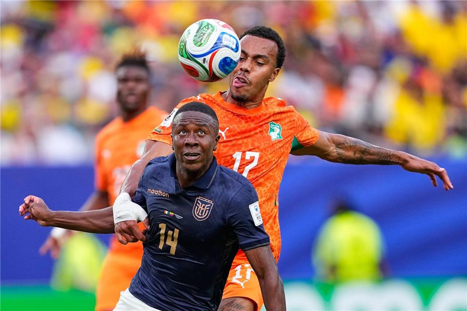 Auch Ecuadors Alan Minda (l.) hatte Pech mit einem Lattentreffer.Petr David Josek/AP/dpa