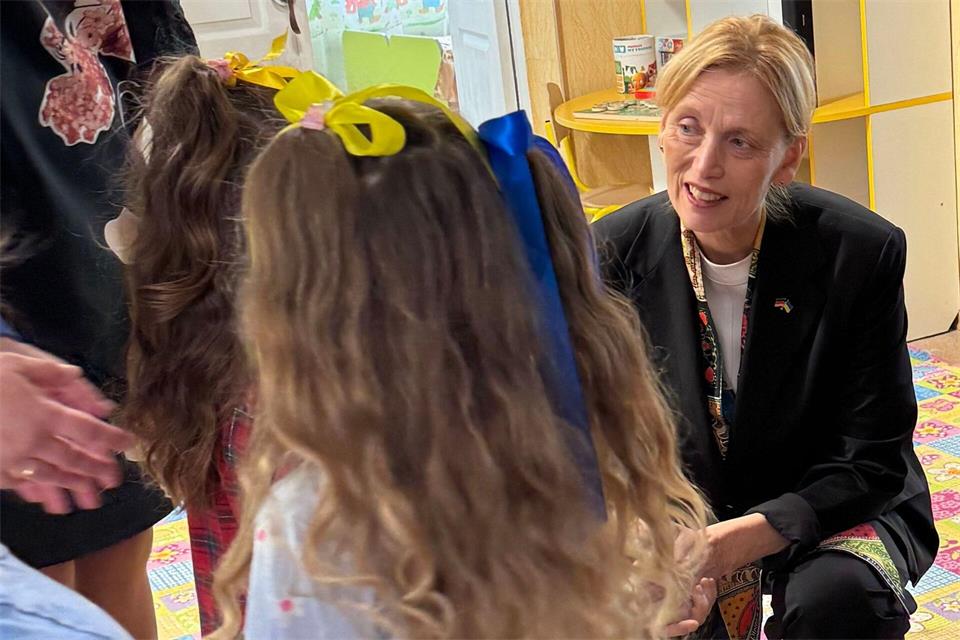 Auch Einrichtungen für Kinder sind für Familienministerin Prien ein gutes Feld für gesellschaftliches Engagement.Basil Wegener/dpa