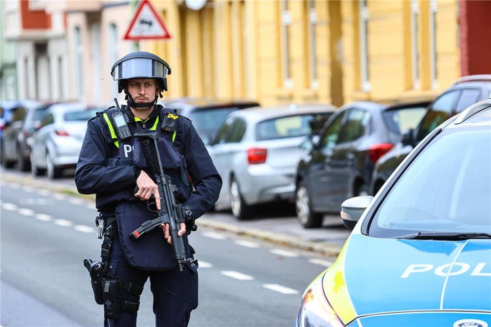 Fehlalarm sorgt für Amok-Einsatz an Förderschule  Auch Einsatzkräfte mit Maschinenpistolen waren vor Ort.Alex Talash/dpa