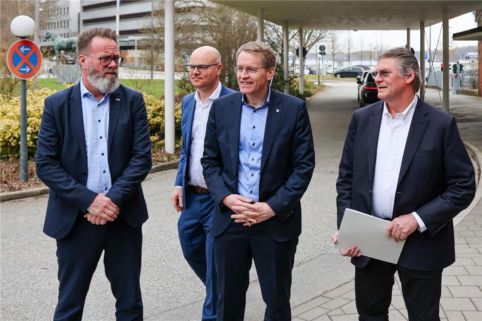 Auch Energieminister Tobias Goldschmidt (zweiter von links, Grüne) war bei dem Gespräch dabei.Frank Molter/dpa