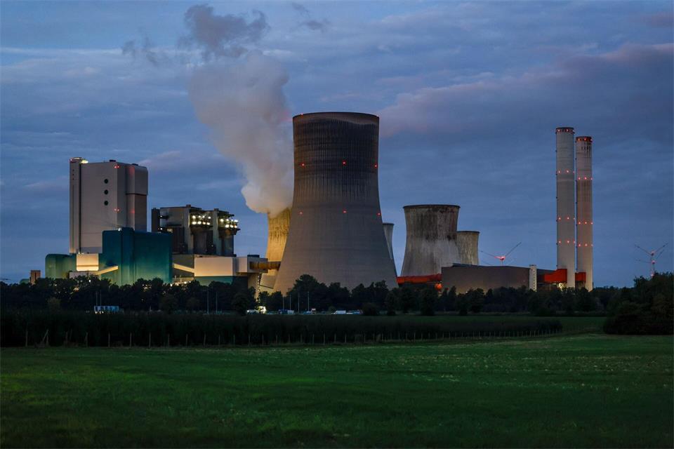 Auch Energiewirtschaft und Industrie leisten ihren Beitrag zur Minderung der Treibhausgas-Emissionen in Nordrhein-Westfalen. (Archivbild)Thomas Banneyer/dpa