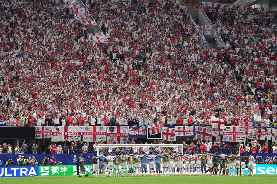 Auch England bringt viele Fans mit. Martin Rickett/PA Wire/dpa