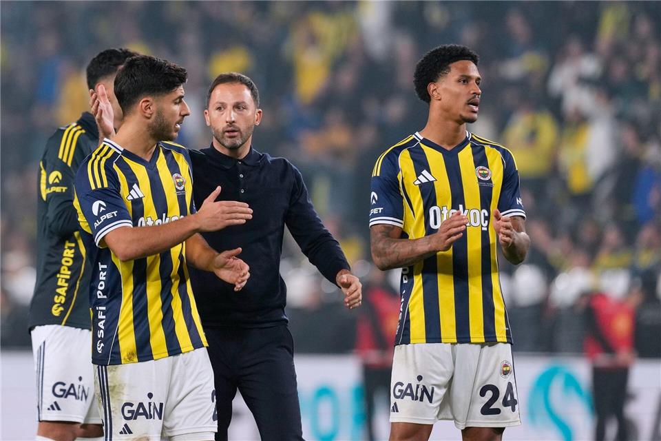 Auch Fenerbahçe-Trainer Domenico Tedesco verfolgt das Geschehen um seinen Club-Präsidenten. (Archivbild)Khalil Hamra/AP/dpa