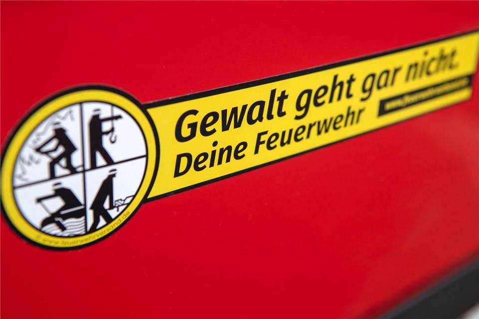 Auch Feuerwehrleute werden teils angefeindet. (Symbolbild)Jens Büttner/dpa-Zentralbild/dpa