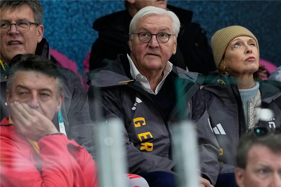 Auch Frank-Walter Steinmeier mit seiner Frau Elke Büdenbender (r) und dem DOSB-Präsidenten Thomas Weikert (l) gehörten zu den Zuschauern.Petr David Josek/AP/dpa