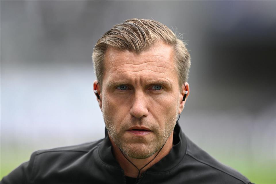 Auch Frankfurts Sportvorstand Markus Krösche sieht den Ausschluss der Eintracht-Fans kritisch. (Archivbild)Arne Dedert/dpa