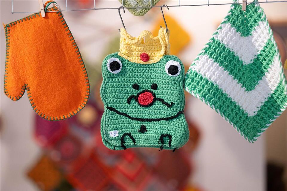 Auch Frosch-Topflappen gibt es in der Ausstellung.Sebastian Kahnert/dpa